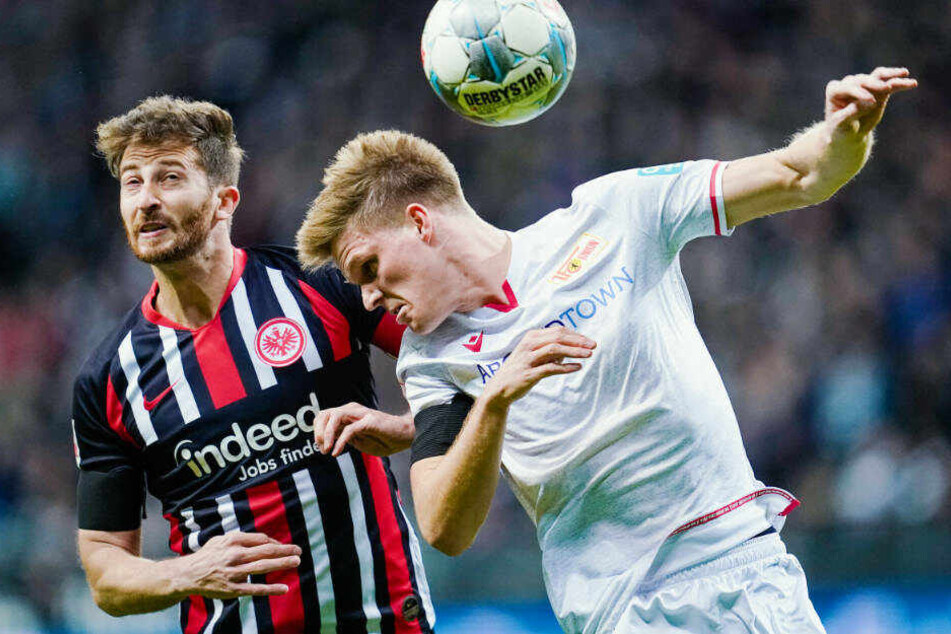 Kampfspiel: David Abraham ® und Marius Bülter versuchen beide, an den Ball zu kommen.