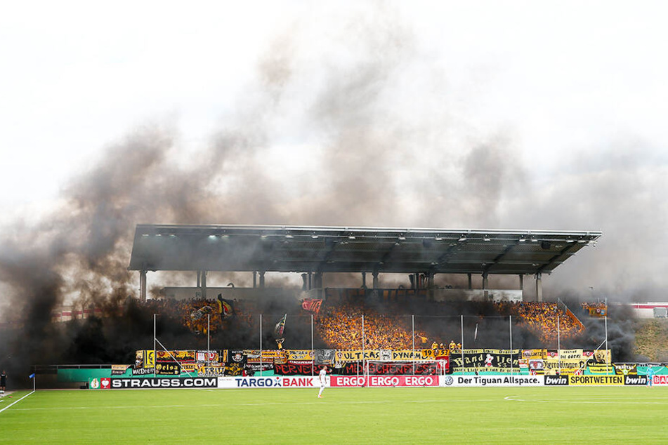 Für das Abbrennen von pyrotechnischen Gegenständen wurde Dynamo Dresden mit einer Geldstrafe von 4800 Euro vom DFB belegt.