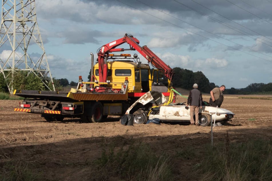 Der zerstörte Oldtimer wurde nach dem Unfall abgeschleppt.