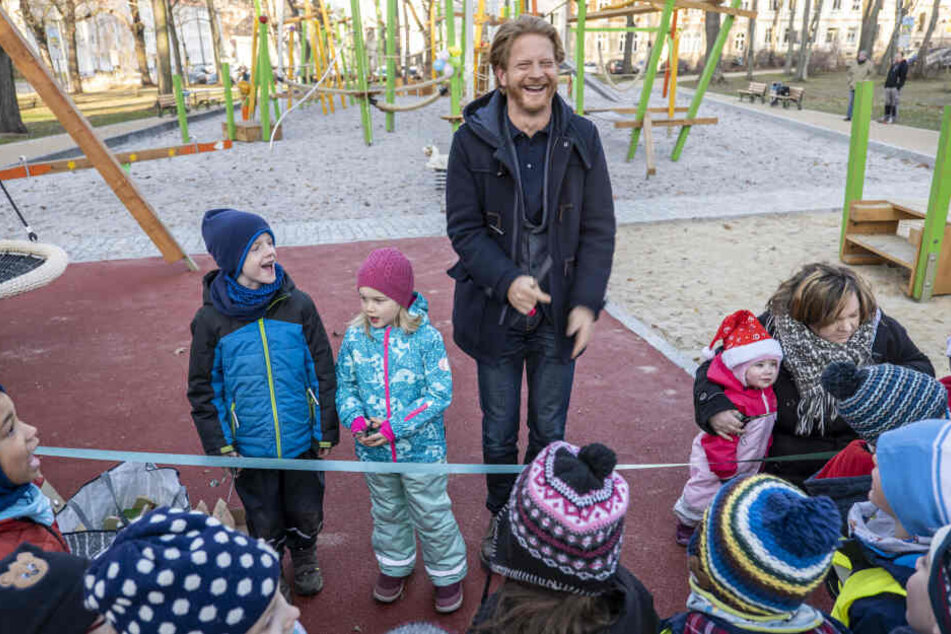 Baubürgermeister Michael Stötzer (47, Grüne) weihte gestern den neuen Spielplatz am Rosenplatz ein.