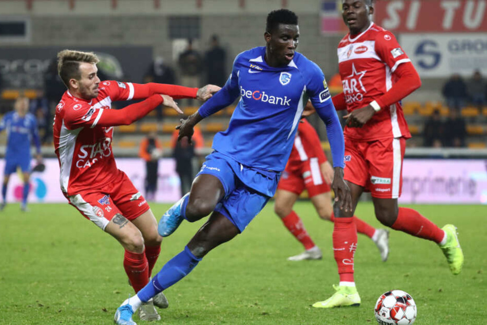 Im Kampf um den Ball: Aleix Garcia (links) von Mouscron und Paul Onuachu von Genk.