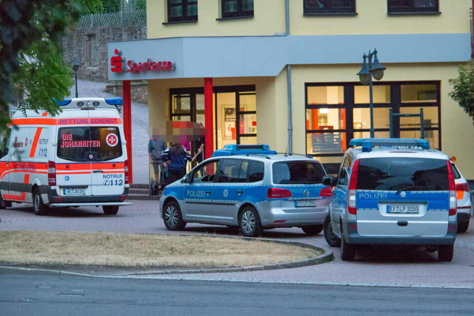 Vor der Sparkasse kam es zu der Attacke.