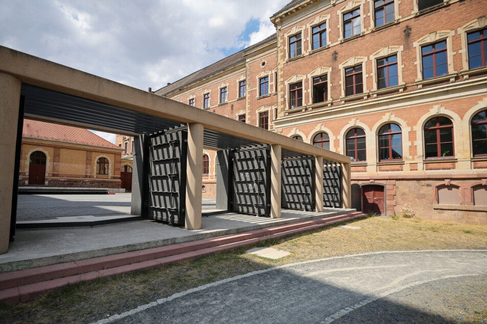 Mächtige Flutschutztore sichern das Gelände des Gymnasium St. Augustin in Grimma.
