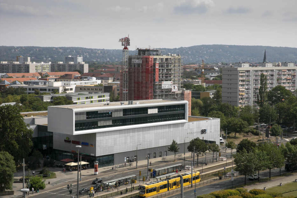 Am Straßburger Platz entsteht gerade ein neues Wohnhochhaus mit 65 Wohnungen.