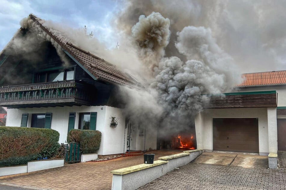 Die Flammen fraßen sich durch das zu großen Teilen aus Holz bestehende Haus.