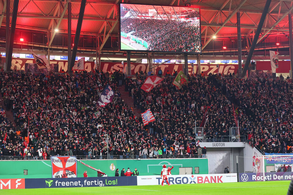 Kein Support der Fans von RB Leipzig gab es beim Spiel gegen den 1. FC Magdeburg, weil ein Fan vor dem Spiel reanimiert werden musste.