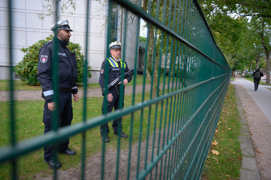 Polizisten stehen am Tag nach der Attacke vor der Hamburger Synagoge.