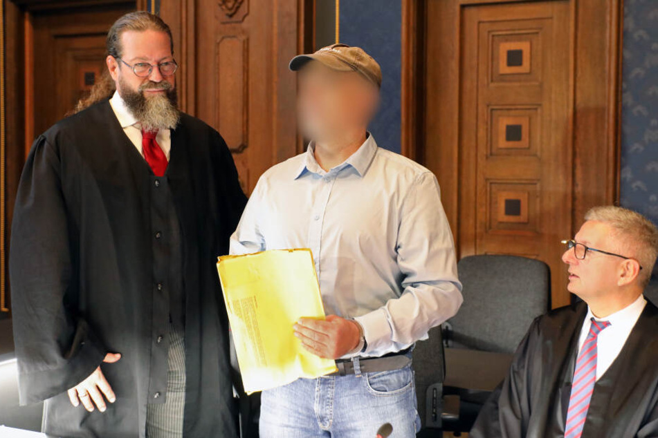 Der Angeklagte, ein ehemaliges Mitglied des Spezialeinsatzkommandos (SEK), steht neben seinen Verteidigern im Gerichtssaal.