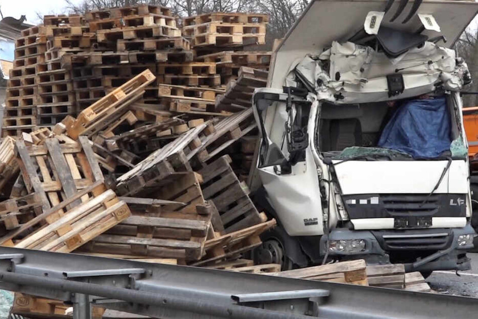 Das Foto zeigt den zertrümmerten Lastwagen auf der A67 in Südhessen.