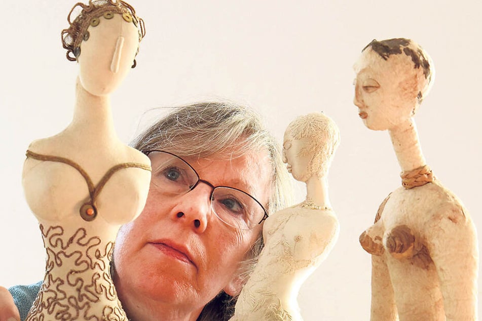 Die Künstlerin bei der Arbeit: Regina Herrmann (70) hat in ihrer Karriere mehr als 1 000 Puppen hergestellt.