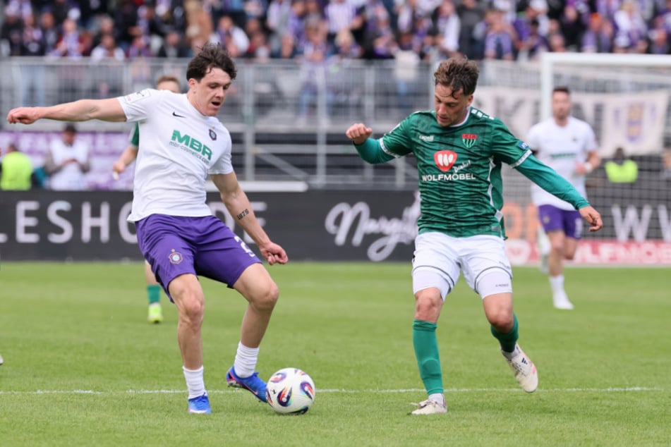 Zum Abschluss in Schweinfurt durfte Maxim Burghardt (21, l.) noch ein paar Drittligaminuten absolvieren.