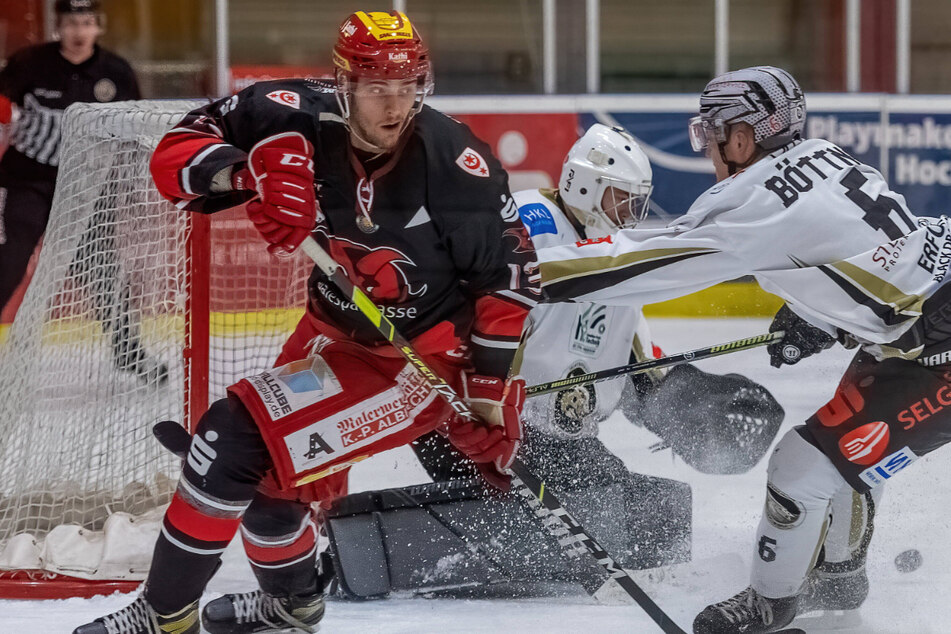 Leon Fern (l.) schiebt hier den Puck hinterrücks am Erfurter vorbei vors Tor. Er gehörte in der Oberliga zu den drei punktbesten Verteidigern.