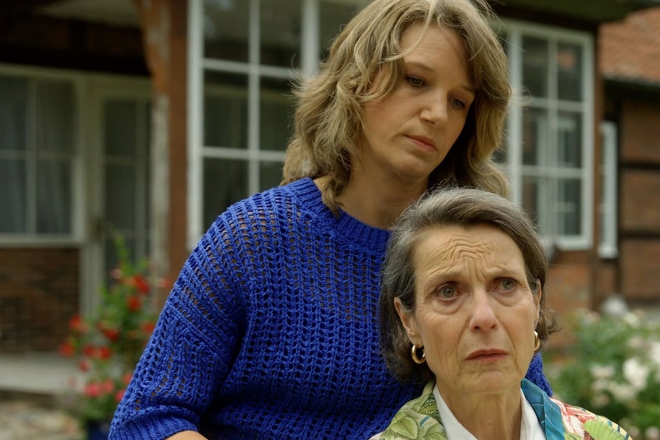 Victoria kämpft mit dem Verlust von Bella (Alessia Mazzola, 25) und versucht, sie über einen Aufsichtsratsposten bei der Emka wieder mehr an sich zu binden.