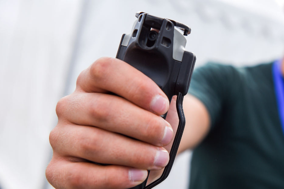 Der Täter sprühte einem 15-jährigen Jungen Pfefferspray ins Gesicht: Jetzt wird ihm Körperverletzung vorgeworfen. (Symbolbild)