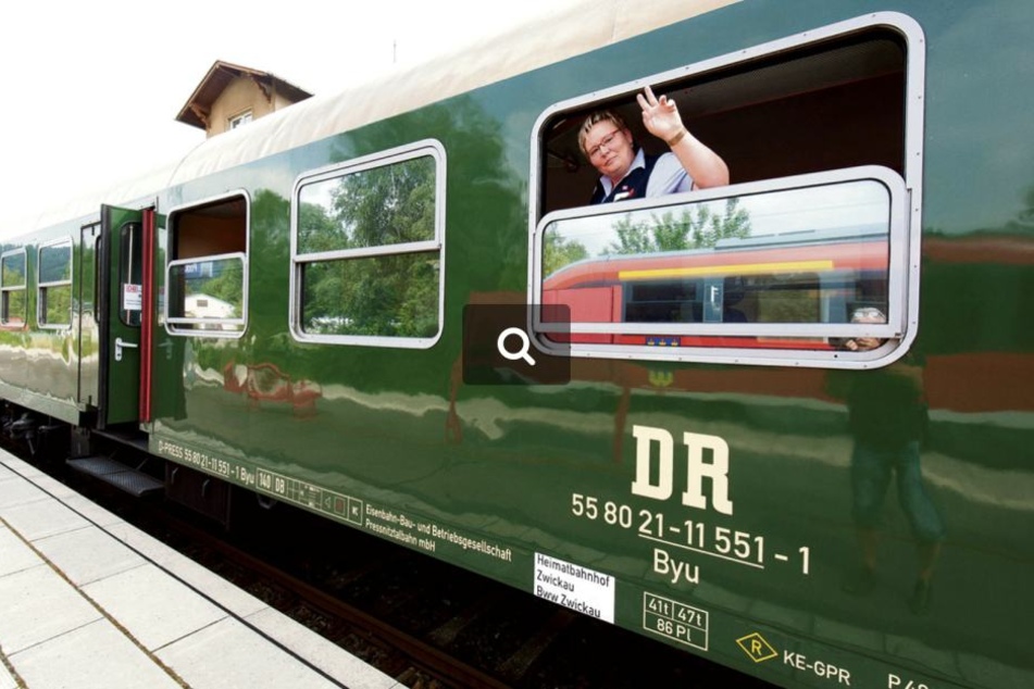 Die Reichsbahn rollt zwischen Olbernhau und Pockau. Kundenbetreuerin Uta Drechsler (52) von der ERZ-Bahn hat an den Oldies ihre Freude.
