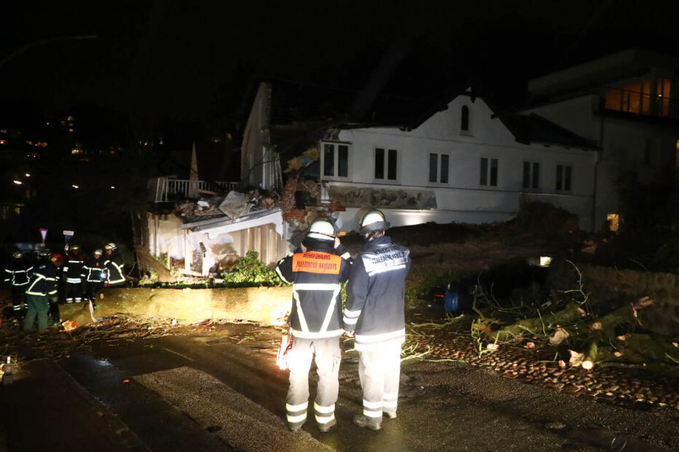Eine Kastanie stürzte auf das Haus im Stadtteil Blankenese. Die Feuerwehr ist vor Ort im Einsatz.