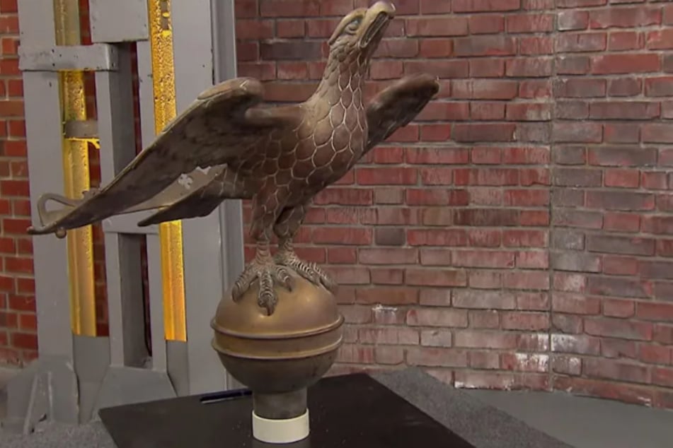 Das Objekt besteht aus einem 15 Kilogramm schweren Sockel und einem 45-Kilo-Adler mit ausgebreiteten Flügeln. Sein Wert: bis zu 800 Euro.