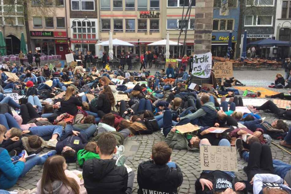 In Köln legten sich die Demonstranten aus Protest lang auf den Boden.