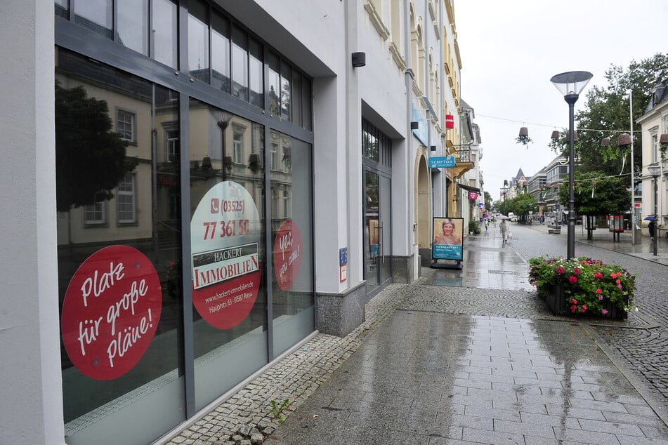 Leerstand in der Elbgalerie in Riesa und der angrenzenden Hauptstraße. In der Stahlstadt versucht man, mit Pop-up-Stores neue Händler in die Innenstadt zu locken.