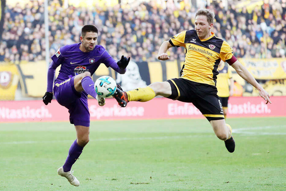 Aues Dimitrij Nazarov (l.) gegen Dynamos Marco Hartmann - das könnte eines der entscheidenden Duelle beim brisanten Sachsenderby werden.