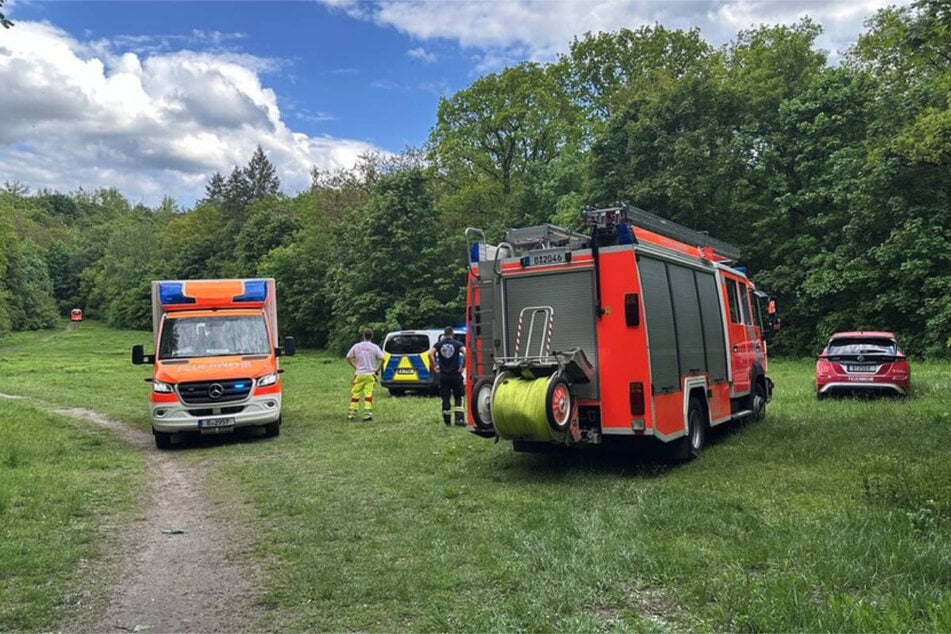 Die Einsatzfahrzeuge konnten in dem unwegsamen Gelände nicht bis zur Unfallstelle vordringen.