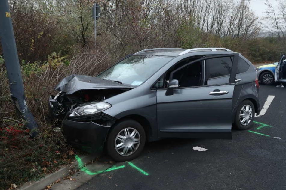 Der Fahrer und seine Beifahrerin wurden verletzt.