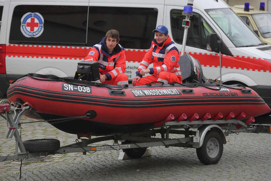 Trockenübung: Wasserwachts-Kreisleiter Martin Zavesky (38, re.) und Einsatzkoordinator Christoph Frömter (27) checken die neue Technik.