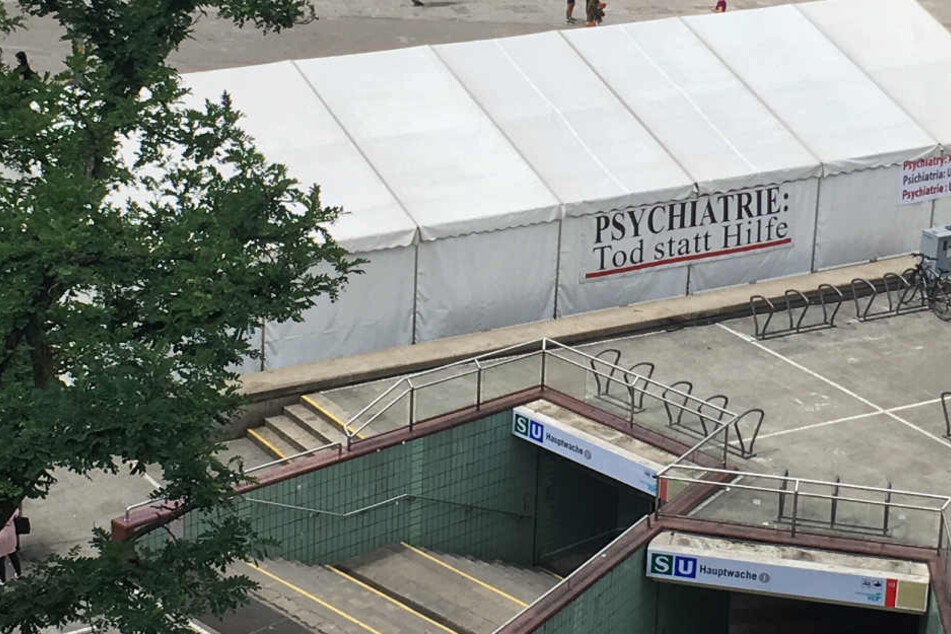 Das Ausstellungszelt steht unübersehbar auf der Frankfurter Hauptwache.