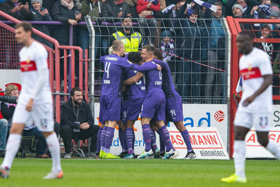 Osnabrücks Spieler Lukas Gugganig (l-r), Felix Agu, Ulrich Taffertshofer und Etienne Amenyido bejubeln das Tor zum 1:0.