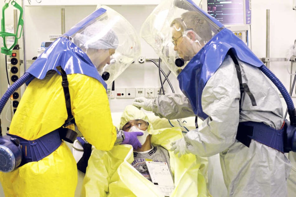 Ein Patient mit Verdacht einer tödlichen tropischen Viruserkrankung wird auf der Isolierstation im Klinikum St. Georg während einer Katastrophenübung behandelt. (Symbolbild)