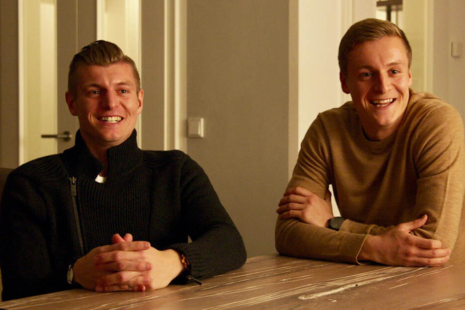 Toni (l.) und sein jüngerer Bruder Felix Kroos hatten bei den Interviews offensichtlich viel Spaß.