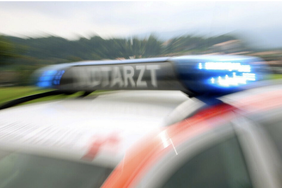 Die junge Frau auf dem Motorrad wurde nach dem Zusammenstoß am Mittwoch schwer verletzt in ein Krankenhaus gebracht. (Symbolbild)