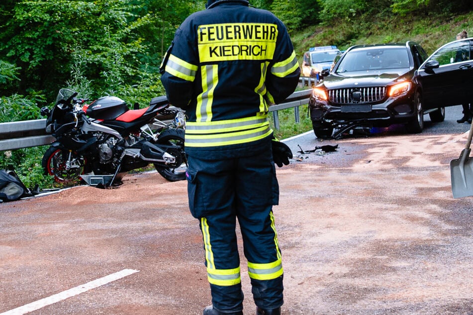 Motorradfahrer bei Crash im Rheingau schwer verletzt - dann haut plötzlich ein Autofahrer ab