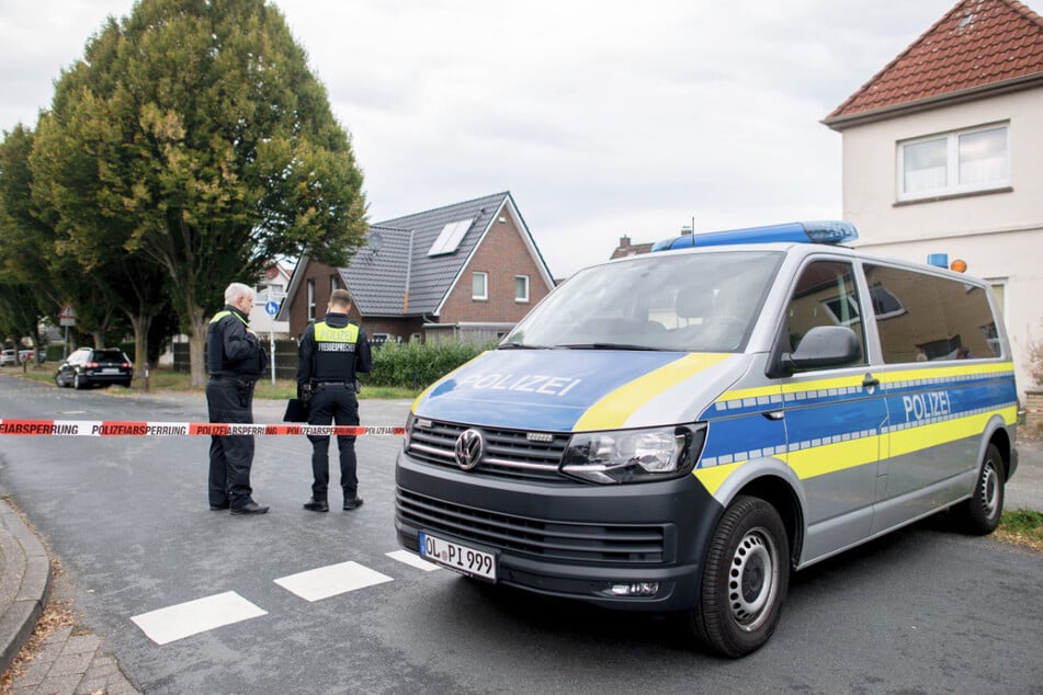 Nach dem Tod von vier Menschen in Oldenburg ermittelt die Polizei.