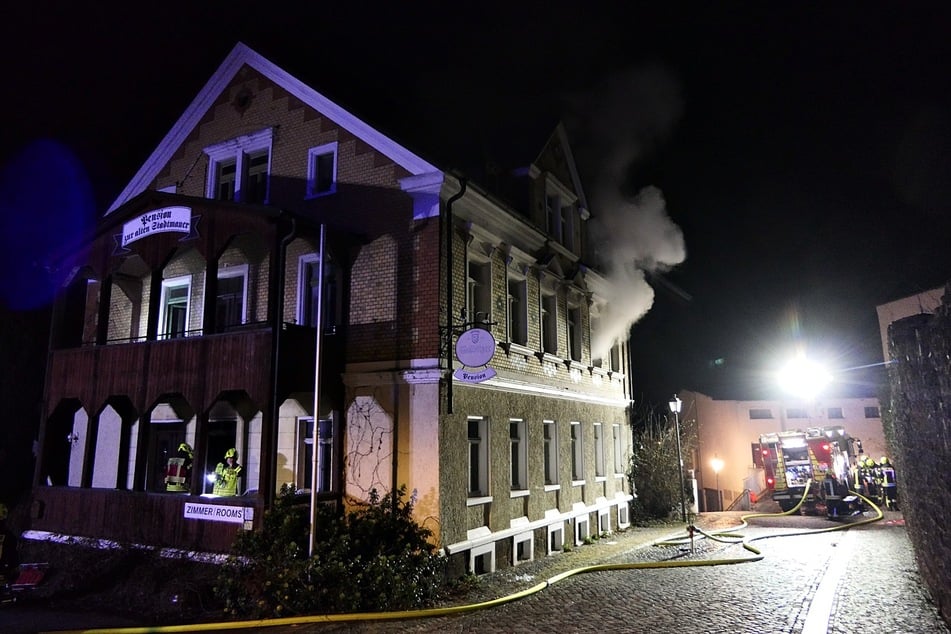 Der Rauch drang aus den Fenstern der ersten Etage.