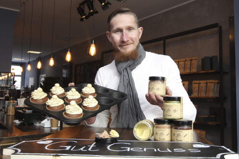 Cupcakes aus eigener Backmischung und seinen Olivoko-Brotaufstrich servierte Silvio Müller (33) in der neuen Kaffeerösterei.