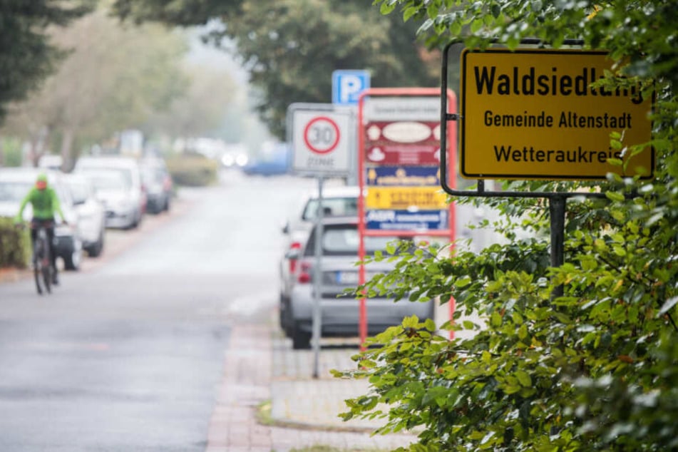 Das Schild des Ortsteils Waldsiedlung der Gemeinde Altenstadt steht am Ortseingang.