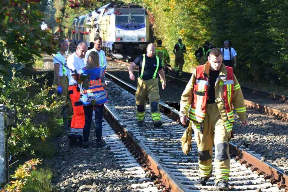 Wagen crasht mit Zug zusammen: Bahnstrecke stundenlang gesperrt