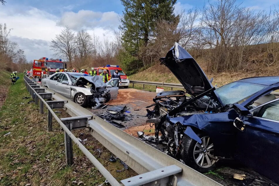 BMW-Fahrer gerät in Gegenverkehr: Zwei Frauen sterben bei Unfall in Bayern