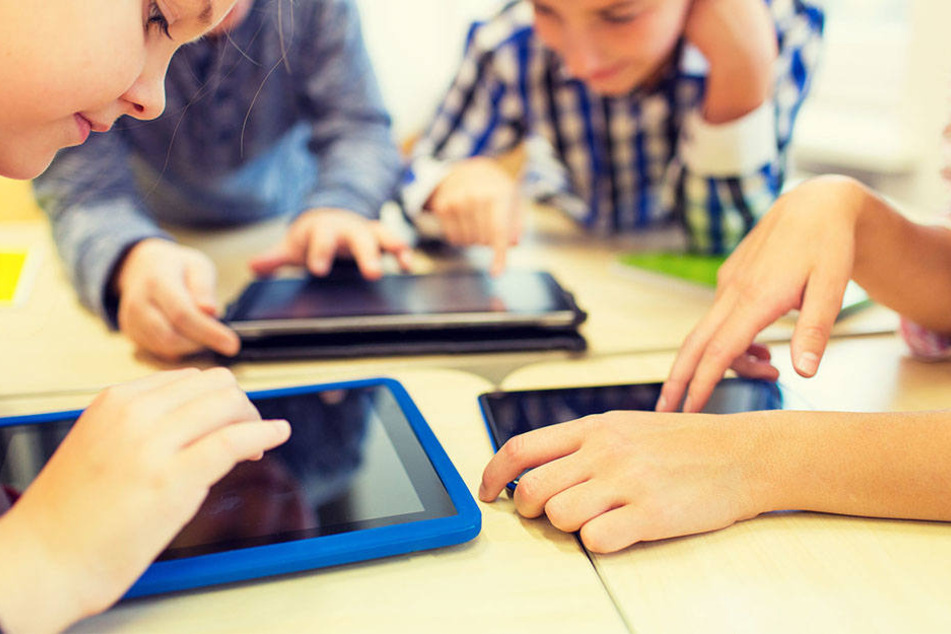 In der Grundschule sind Handys und Tablets mittlerweile keine Seltenheit mehr. (Symbolbild)