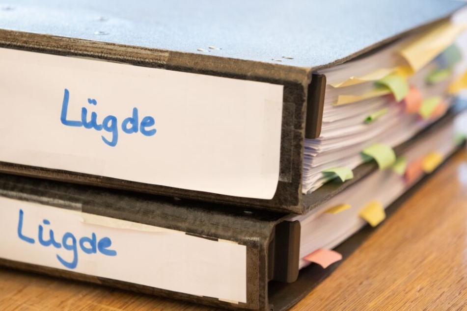 Dicke Aktenordner tragen die Aufschrift Lügde.