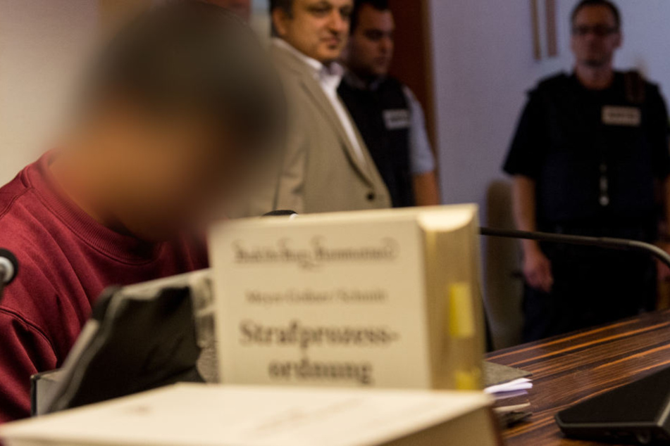 Der Angeklagte Hussein K. im Gerichtssaal. (Archivbild)