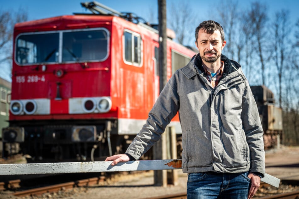 Maik Ampft (38) steht im ehemaligen Bahnbetriebswerk Glauchau. Die Lok im Hintergrund, Baujahr 1984, dient der Gewinnung von Ersatzteilen.