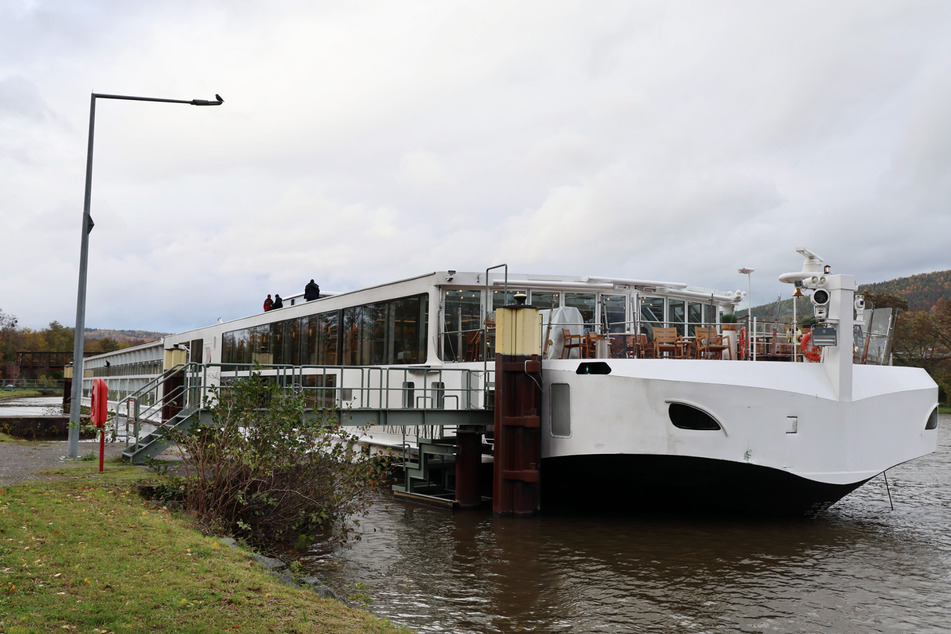 Fluss-Kreuzfahrtschiff mit rund 100 Passagieren fährt auf Main gegen Eisenbahnbrücke