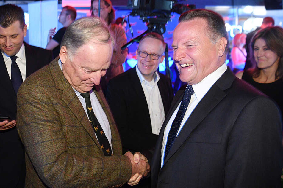 Alexander Gauland, Spitzenkandidat der Partei "Alternative für Deutschland" (AfD, l), begrüßt auf der Wahlparty seiner Partei in Berlin seinen Parteikollegen Georg Pazderski.
