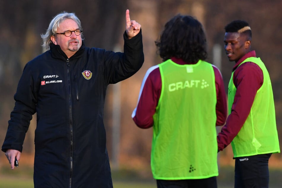 Im Training gibt Heiko Scholz gleich Kommandos, so wie hier an Matthäus Taferner und Moussa Koné.