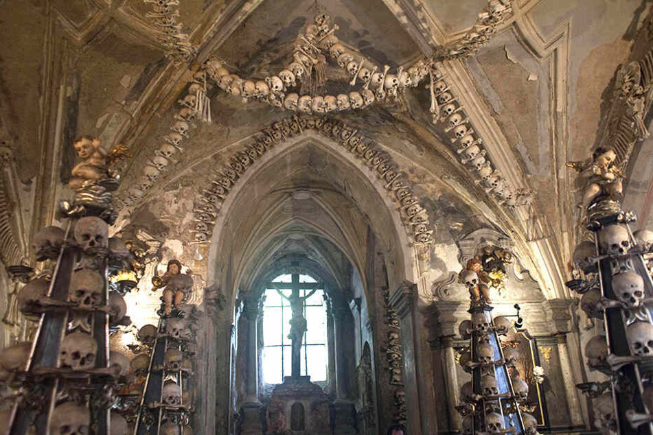 Beeindruckend! Im Inneren der Allerheiligenkirche finden sich zahlreiche menschliche Schädel und Gebeine.