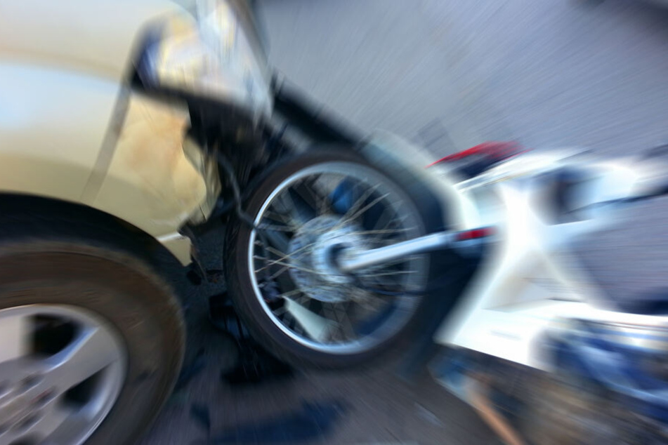 Ein 16 Jahre alter Motorradfahrer ist im Erzgebirgskreis von einem Autofahrer angefahren und schwer verletzt worden. (Symbolbild)