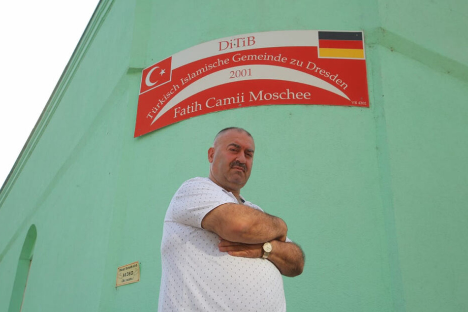 Mahmut Bacaru (50) vom Vorstand der Türkisch Islamischen Gemeinde zu Dresden vor der Fatih Camii Moschee. Die Gemeinde zählt rund 100 Mitglieder.