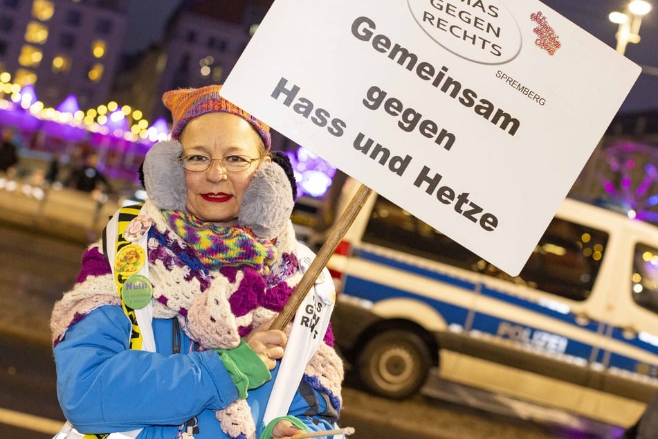 "Oma gegen Rechts" Christina (56) wollte ein Zeichen setzen.